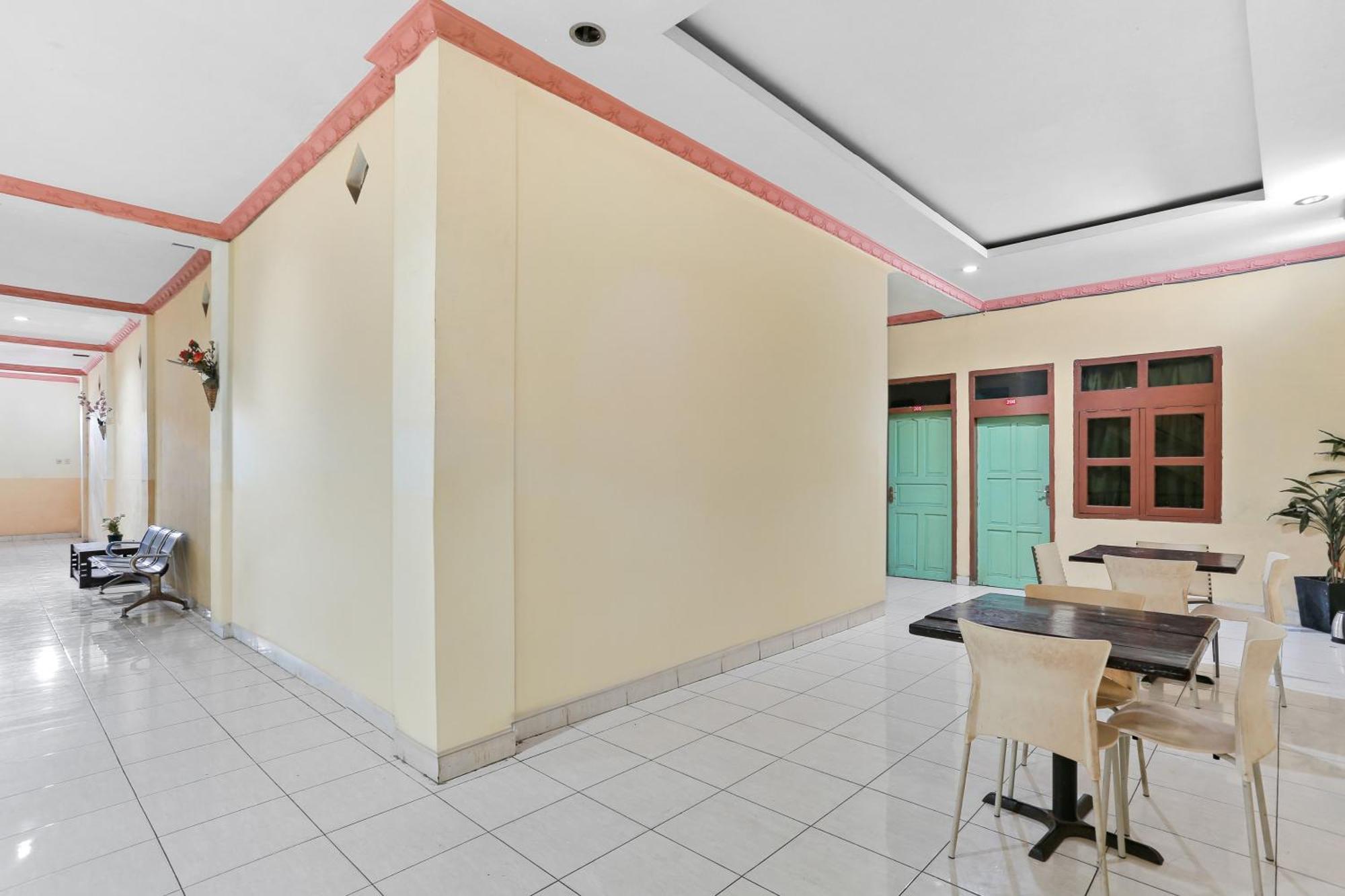 Oyo 93046 Hotel Fortuna Parepare Экстерьер фото