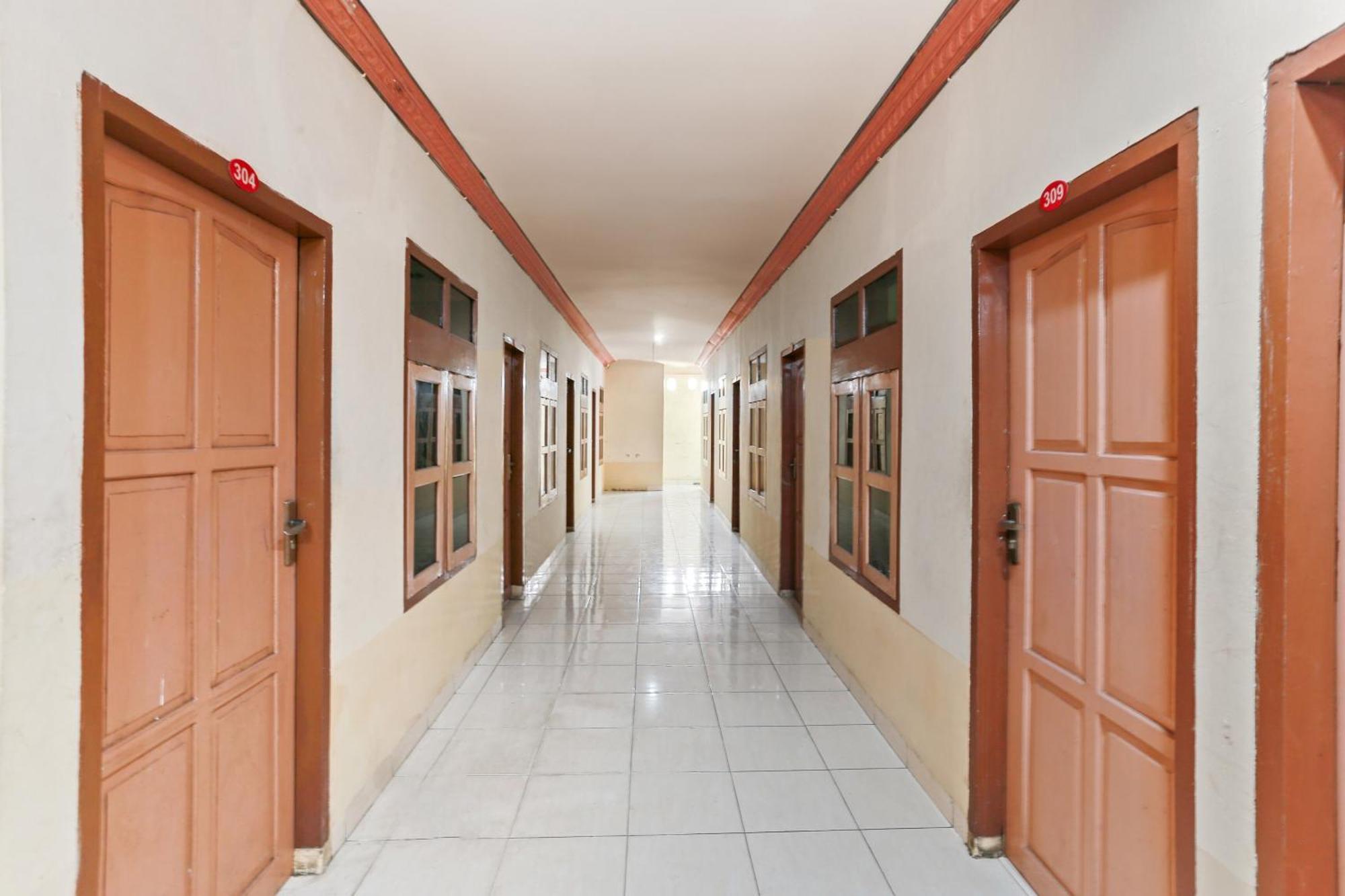 Oyo 93046 Hotel Fortuna Parepare Экстерьер фото
