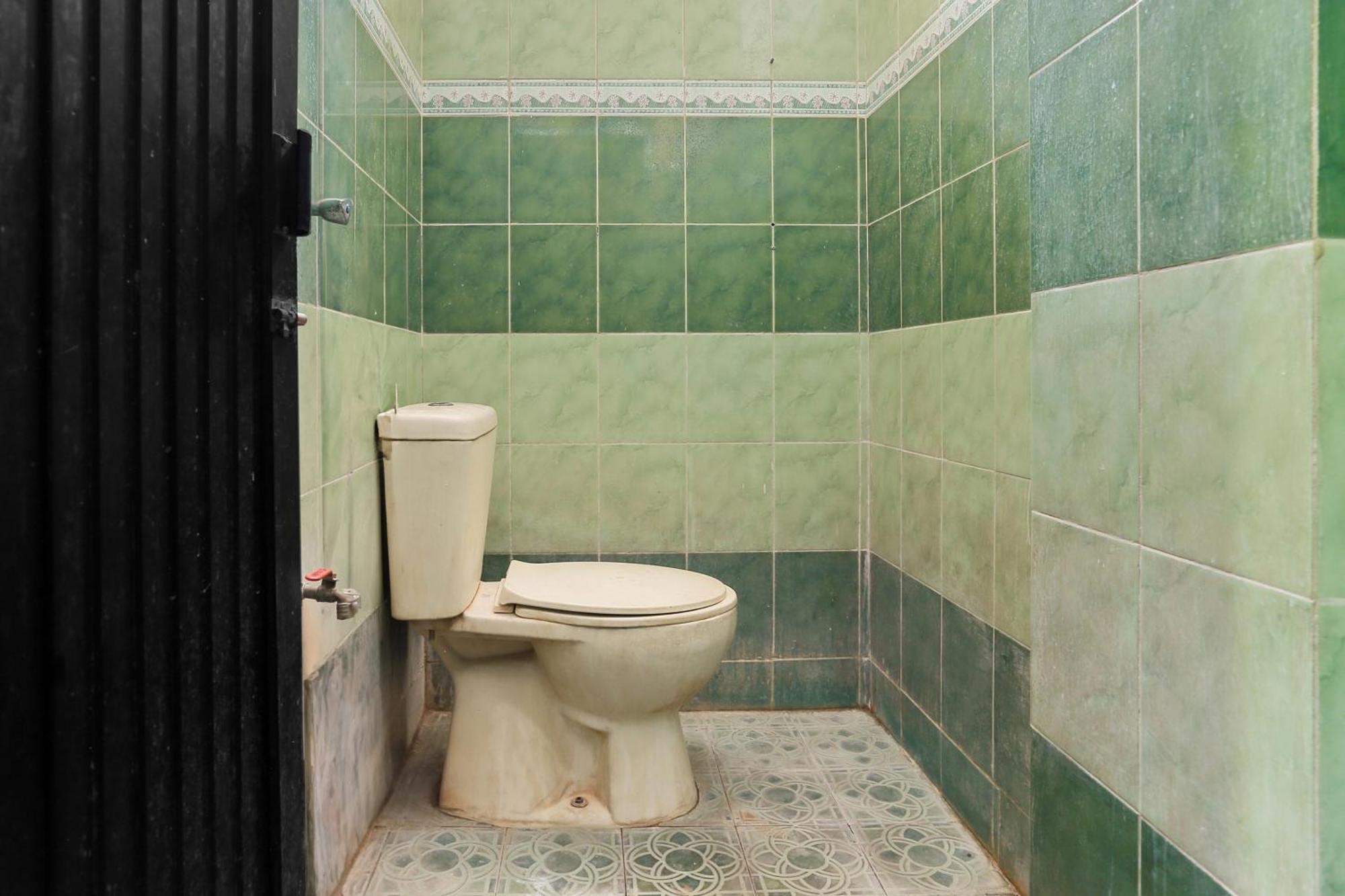 Oyo 93046 Hotel Fortuna Parepare Экстерьер фото