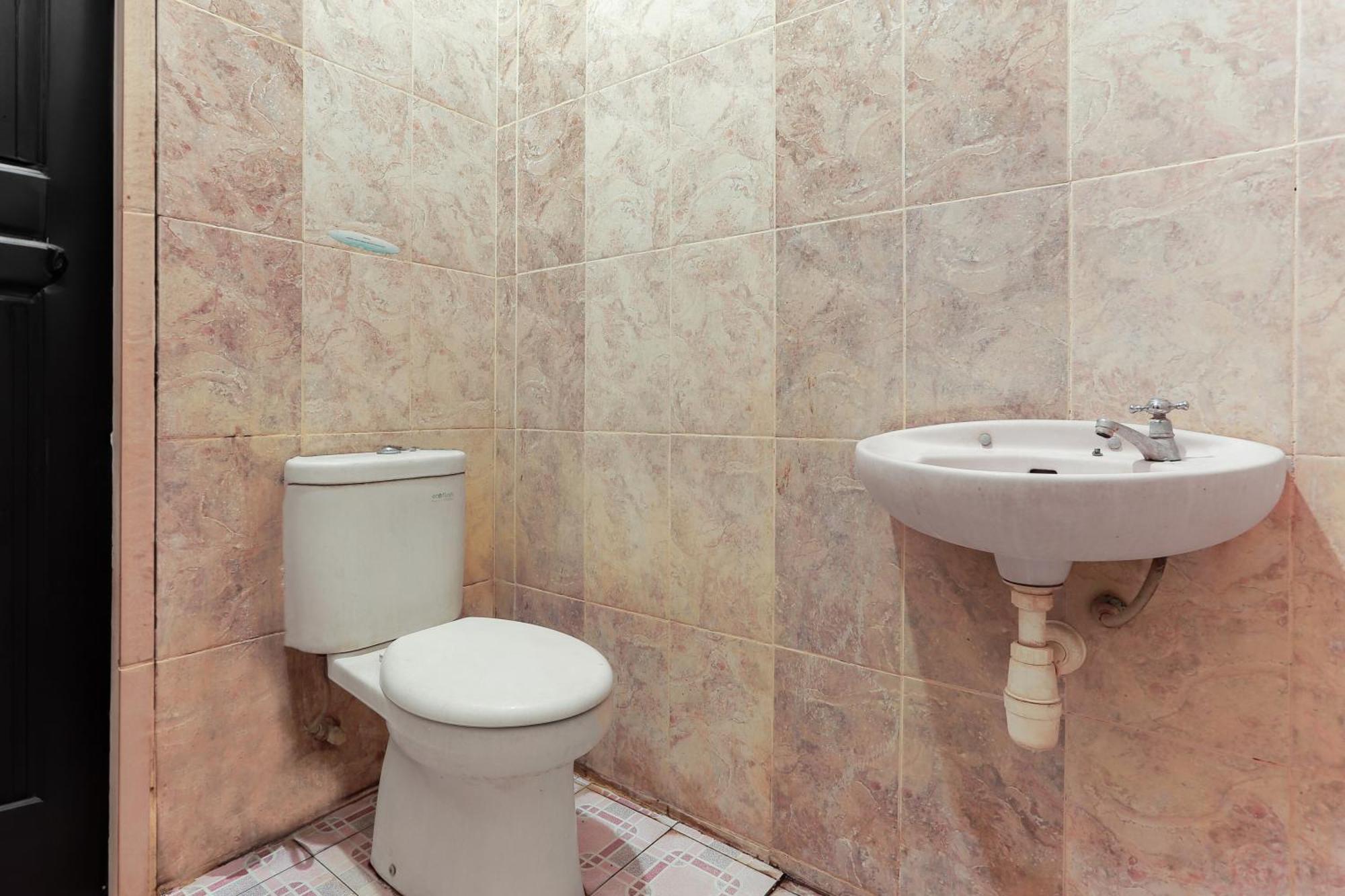 Oyo 93046 Hotel Fortuna Parepare Экстерьер фото