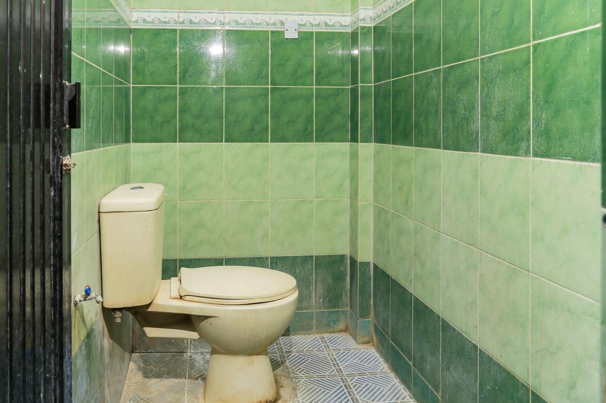 Oyo 93046 Hotel Fortuna Parepare Экстерьер фото