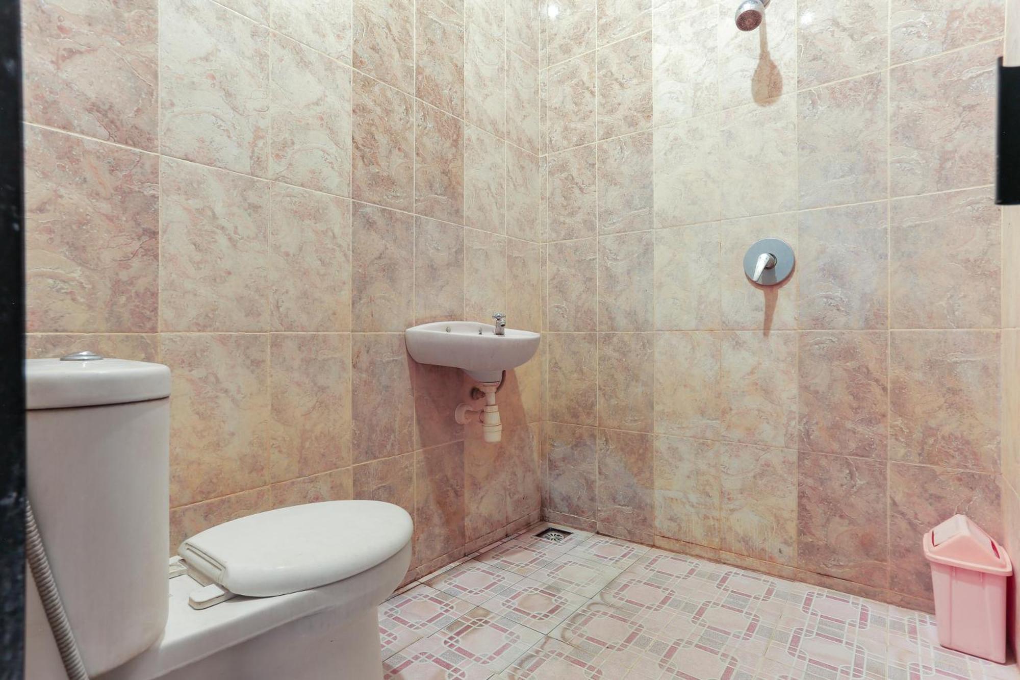 Oyo 93046 Hotel Fortuna Parepare Экстерьер фото